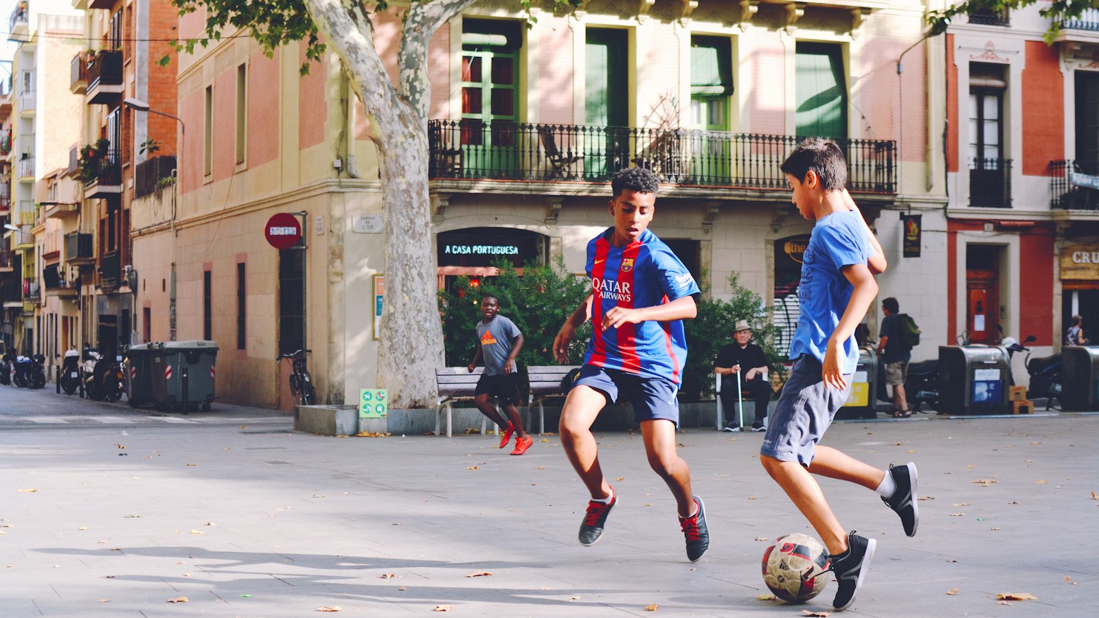 Street football in the city, the culture that decides who wins when Mbappé leaves Nike for a challenger brand